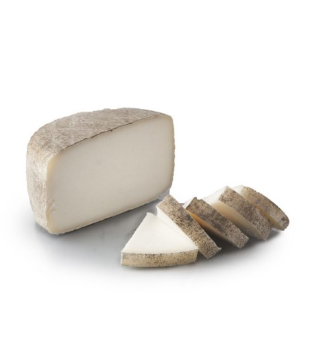 Organic and artisan garrotxa cheese Mas el Garet with goat milk - WHOLE