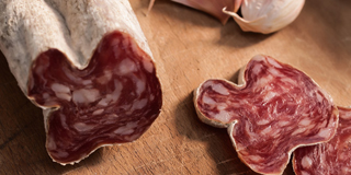 salsicce interi affetati a pezzi