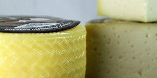 formaggio intero in pezzi