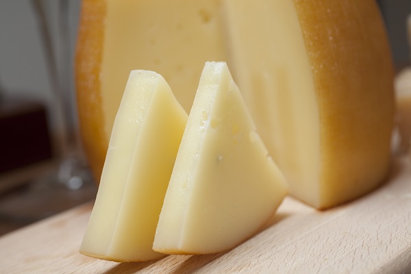 wie man halb weichen Käse hält