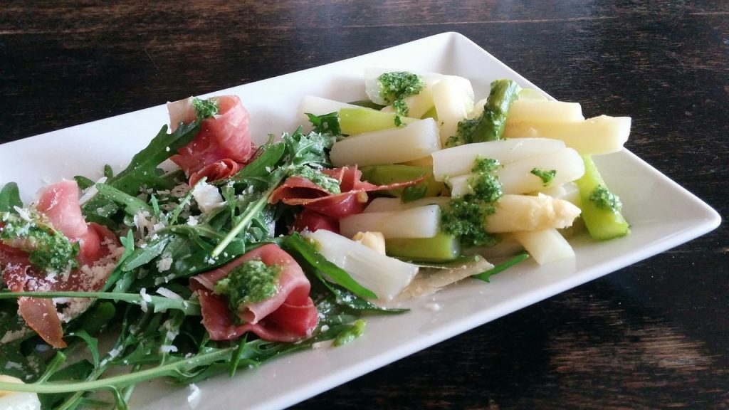 Hülsenfruchtsalat mit Schinken