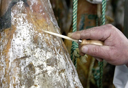 La Cala, el arte de saber si un jamón está bien curado
